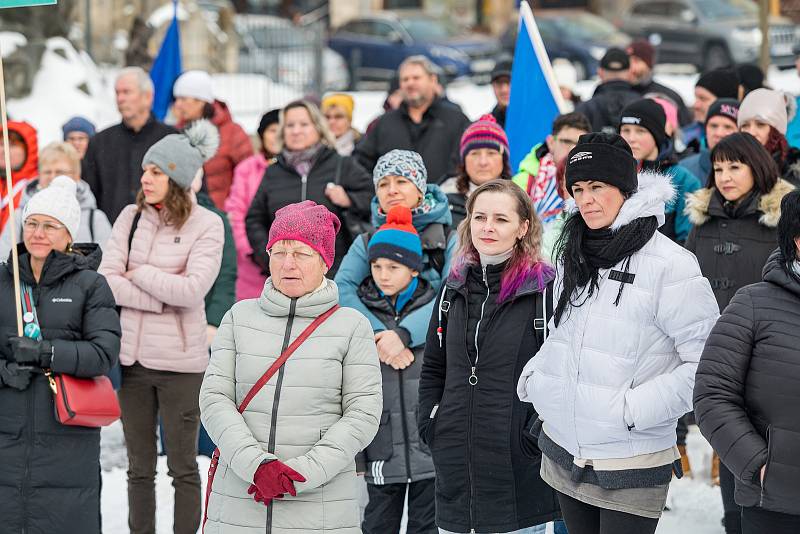 Demonstrace odpůrců protipandemických opatření v Trutnově na Krakonošově náměstí v neděli 23. ledna.