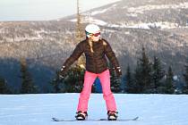 ZIMNÍ SEZONA se rozjíždí, lidé mohou vyrazit do krkonošských skiareálů na lyže i snowboardy.
