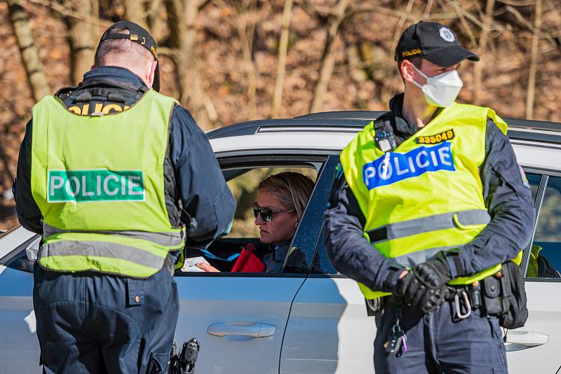 Policisté hlídali o víkendu v Herlíkovicích průjezd na silnici mezi Vrchlabím a Špindlerovým Mlýnem.