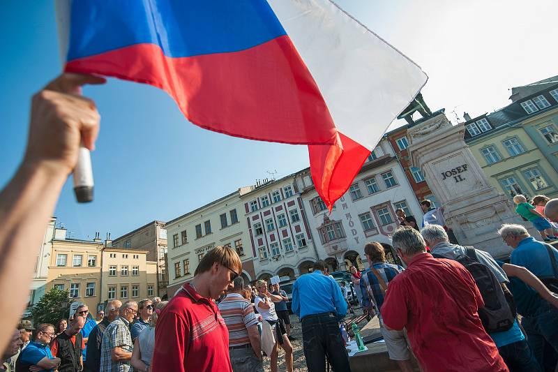 Protest proti Andreji Babišovi v Trutnově na Krakonošově náměstí.