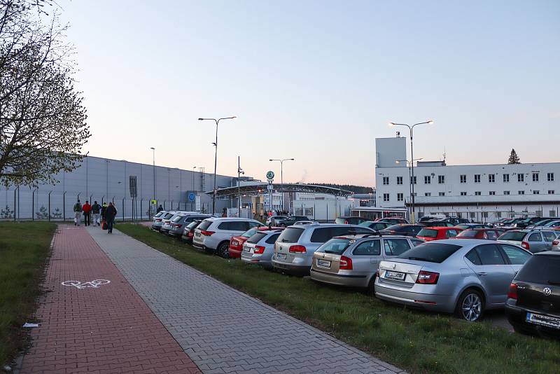 Továrna automobilky Škoda ve Vrchlabí obnovila provoz v pondělí v 6 hodin ráno. Zaměstnanci dostali příděl roušek, pracoviště jsou vybavena dezinfekcí a zároveň všechny prostory se častěji čistí.