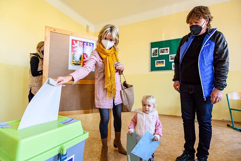 V Trutnově začaly v pátek ve 14 hodin volby do Poslanecké sněmovny.