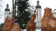 Krkonošský pohádkový betlém bude i letos součástí adventního období ve Vrchlabí. Řezbář Pavel Tryzna umístil do zámeckého parku pomocí jeřábu čtyřicet dřevěných postav a zvířat.