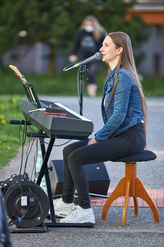 Loňská finalistka českého národního kola na Eurovision Song Contest Barbora Mochowa při vystoupení na Zelené Louce