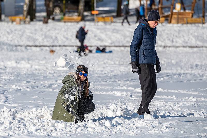 Lidé v Trutnově vyrazili bruslit na zamrzlý rybník Dolce.