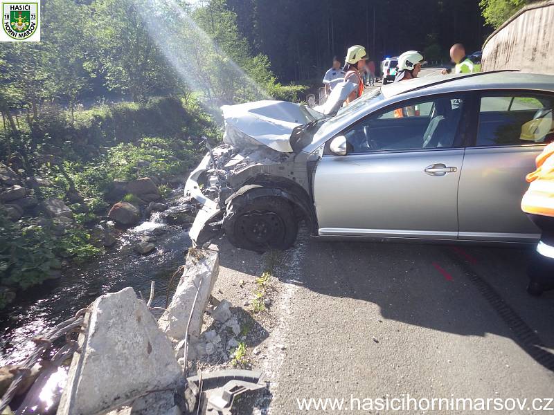 Řidič položil toyotu na bok, hasiči ji vrátili na kola.