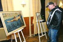 Výstava falzifikátů obrazů se konala na Luční Boudě. Součástí byla i dražba padělku obraz Pravoslava Kotíka Toaleta. Devět zájemců začínalo na 50 tisících, vítězka Klára Sovová nakonec zaplatila 1 milion korun.