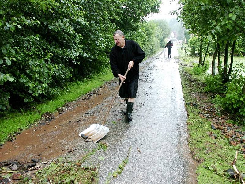 Zaječí potok v Markoušovicích u Velkých Svatoňovic ve čtvrtek po prudké bouřce vylil z břehů a zaplavil část obce. Na místě zasahovali dobrovolní hasiči. Voda natekla i do nedalekého masokombinátu Pokr.