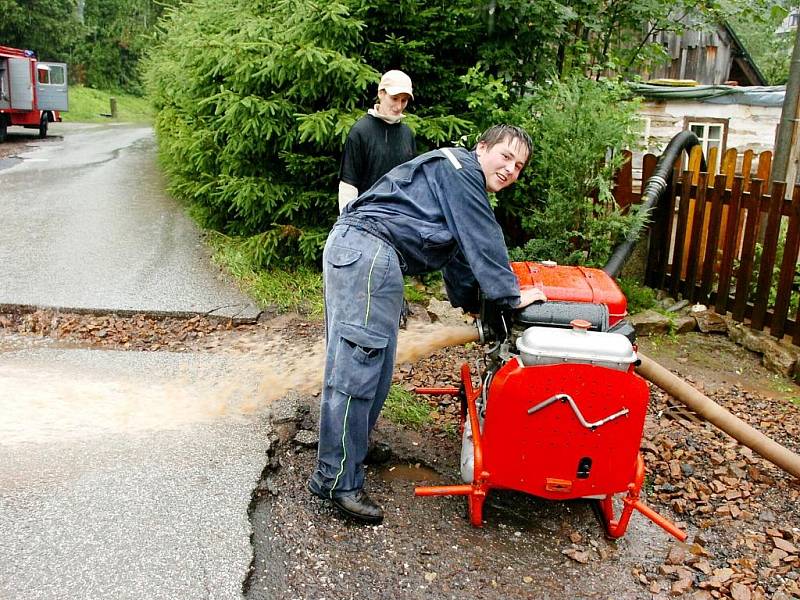 Zaječí potok v Markoušovicích u Velkých Svatoňovic ve čtvrtek po prudké bouřce vylil z břehů a zaplavil část obce. Na místě zasahovali dobrovolní hasiči. Voda natekla i do nedalekého masokombinátu Pokr.