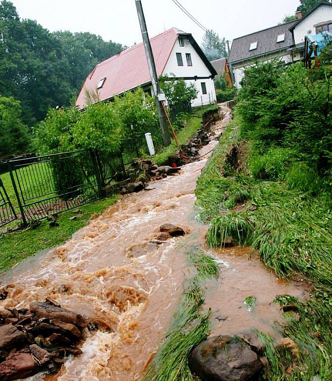 Zaječí potok v Markoušovicích u Velkých Svatoňovic ve čtvrtek po prudké bouřce vylil z břehů a zaplavil část obce. Na místě zasahovali dobrovolní hasiči. Voda natekla i do nedalekého masokombinátu Pokr.