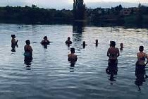 Ve Vrchlabí vznikla nová otužilecká skupina, chodí se koupat do rybníku Kačák.