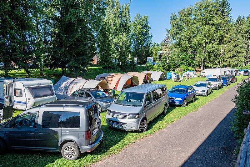 Trutnovský kemp Dolce obsadilo na prodloužený červencový víkend osmdesát stanů a čtyřicet karavanů.