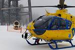 Do Pece pod Sněžkou na sjezdovku Hnědý vrch, kde zkolaboval 38letý muž, přiletěl záchranářský vrtulník.
