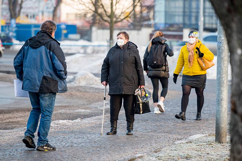 Trutnov ve čtvrtek 25. února. Lidé mají povinnost nosit na frekventovaných místech respirátory nebo dvě chirurgické roušky.