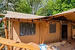 V Safari kempu ve Dvoře Králové nad Labem vznikají tři obrovské glampingové stany, které poskytnou ubytování pro osm osob.