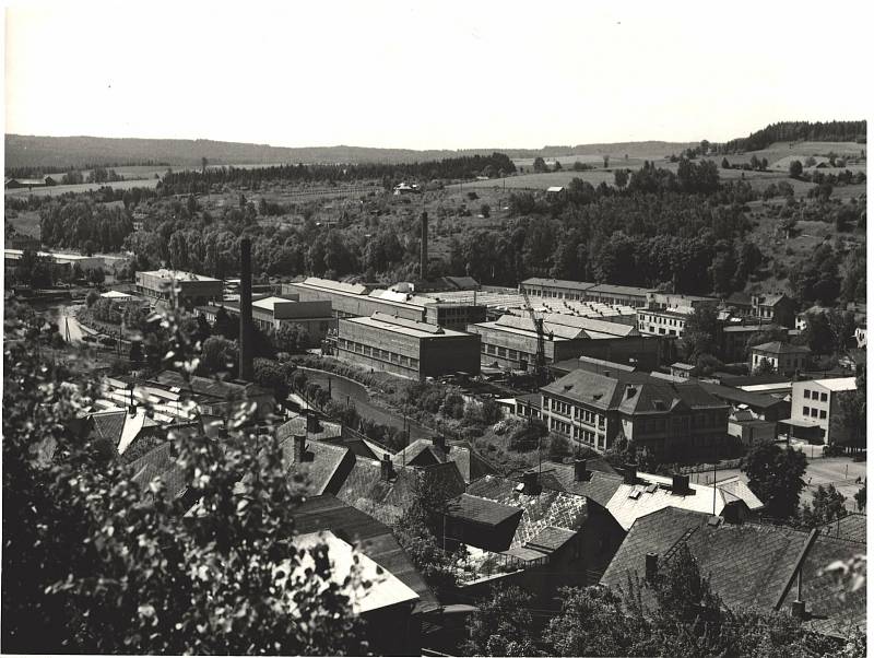 Váhy se vyráběly v Úpici od roku 1894 do letošního roku, kdy továrna Tonava ukončila činnost. Snímek z roku 1975.