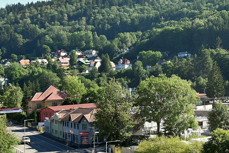 Obyvatelům Svobody nad Úpou, především obytné části Sluneční stráň, vadí nadměrný zápach a hluk, vycházející z firmy na výrobu asfaltových pásů.