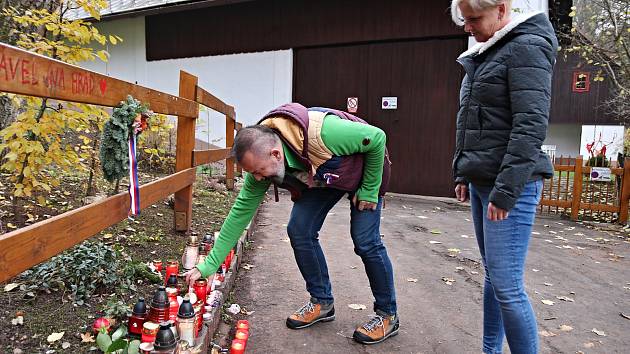 Lidé si ve středu připomněli výročí 17. listopadu na chalupě Václava Havla na Hrádečku u Trutnova.