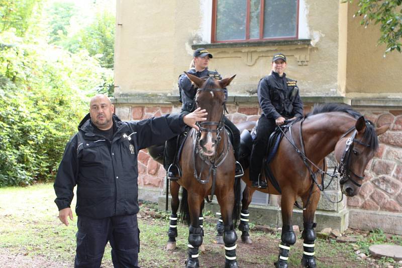 Na trutnovské faře vozíčkárům předvedli zásahy policisté na koních