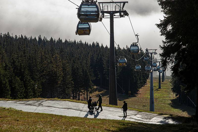 Kabinková lanová dráha Černohorský Express jezdí z Janských Lázní na Černou horu ve východních Krkonoších.