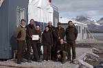 Skupina pracovníků Správy KRNAP před polární stanicí Josefa Svobody v zálivu Petunia. 