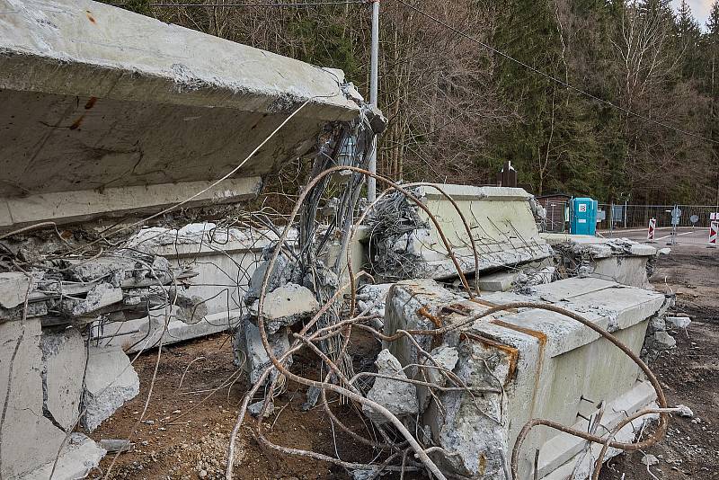 Královéhradecký kraj bourá tři mosty v Temném Dole ve východních Krkonoších na silnici mezi Horním Maršovem a Pecí pod Sněžkou, postaví místo nich nové.