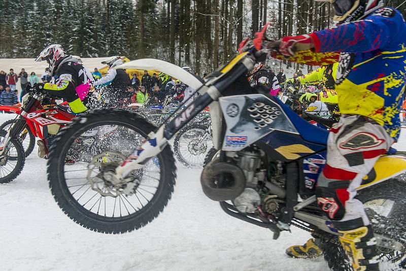 Závod mistrovství ČR v motoskijöringu v Rudníku.