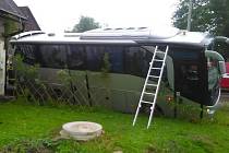 V Jívce havaroval autobus.