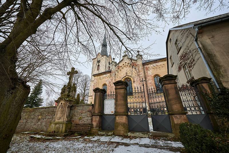 Chřadnoucí kostel sv. Petra a Pavla v Chotěvicích se snaží zachránit zpěvák a herec Richard Krajčo s manželkou Karin.