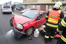 Řidič s autem v Úpici narazil do sloupu osvětlení