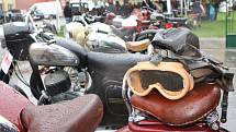 Soutěž historických automobilů a motocyklů v krkonošském Studenci byla skvostnou přehlídkou automobilových a motocyklových veteránů z předválečné a poválečné doby.
