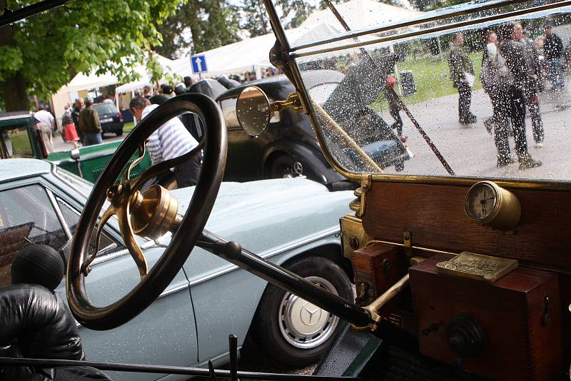 Soutěž historických automobilů a motocyklů v krkonošském Studenci byla skvostnou přehlídkou automobilových a motocyklových veteránů z předválečné a poválečné doby.