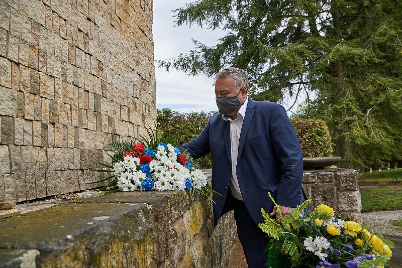 Představitelé Trutnova uctili na městském hřbitově oběti druhé světové války. Od jejího ukončení letos uplynulo 75 let.