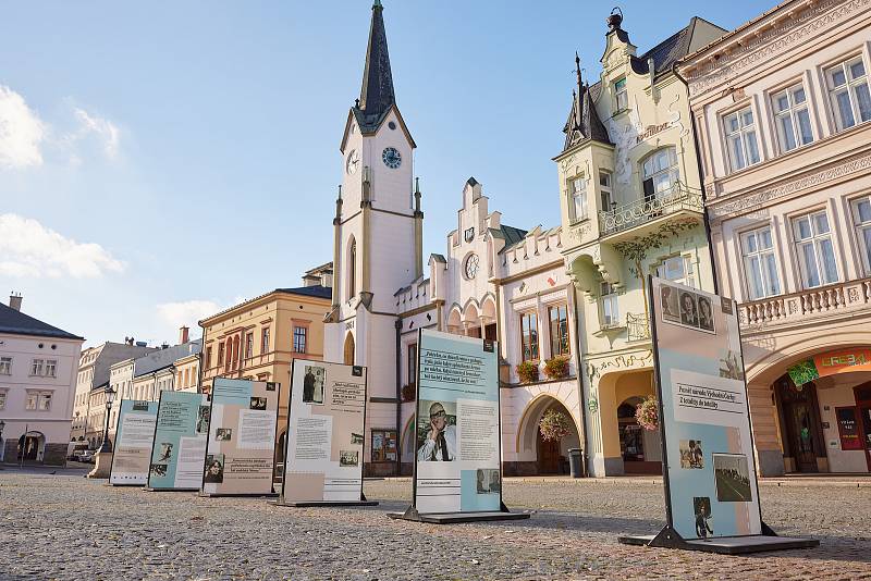 Putovní venkovní výstava Z totality do totality se přesunula na Krakonošovo náměstí v Trutnově.