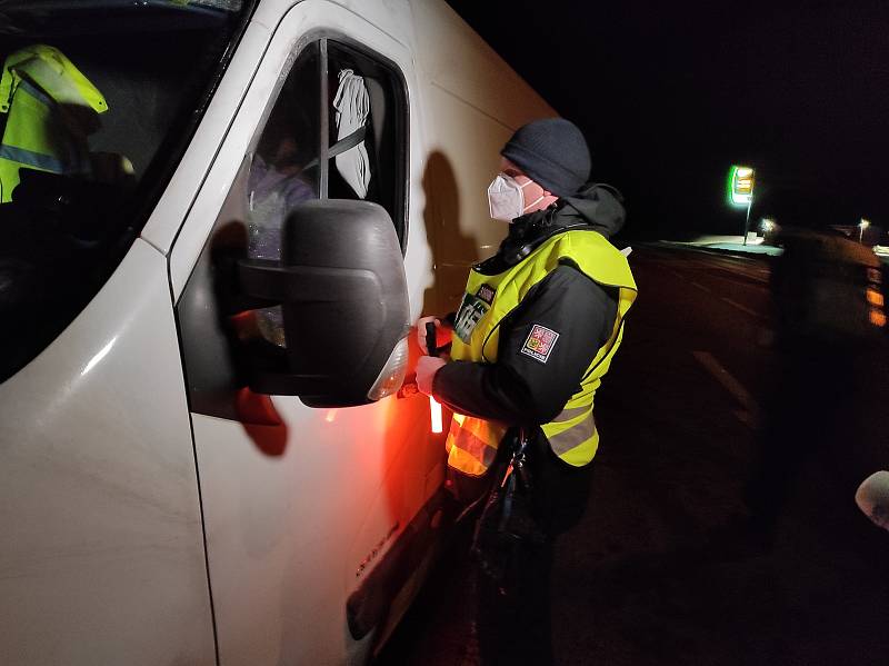 Úderem půlnoci začali policisté na Trutnovsku kontrolovat vládní opatření.