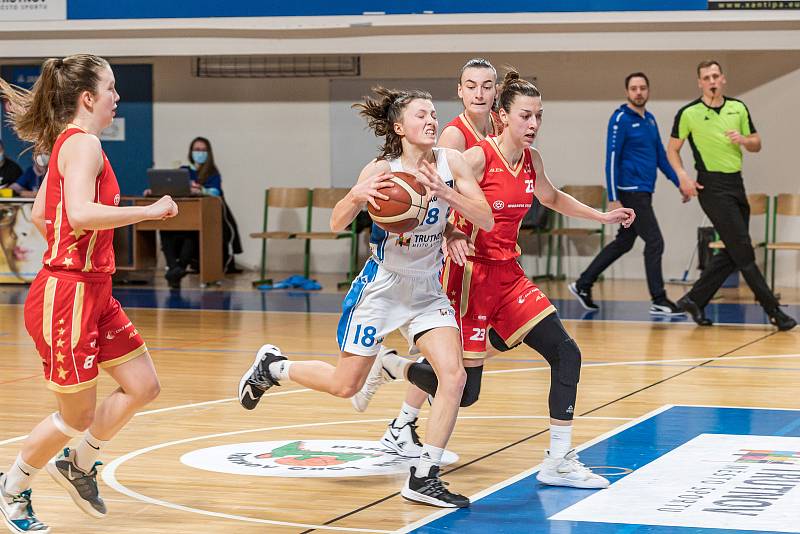 Basketbalistky Trutnova v pohárovém čtvrtfinále padly s pražskou Slavií.