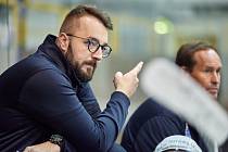 Bývalý obránce, dnes sportovní manažer HC BAK Trutnov a zároveň asistent trenéra A mužstva. To je Ondřej Poul.