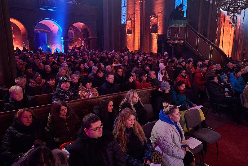 Richard a Karin Krajčovi uspořádali v kostele v Chotěvicích vánoční mši a koncert.