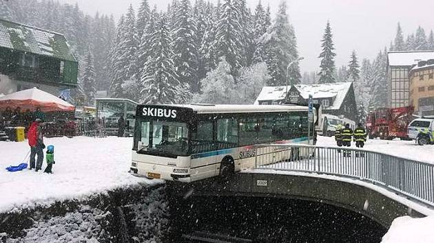 Skibus zůstal viset na mostě nad Úpou