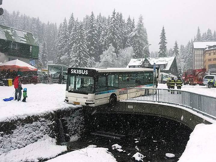 Skibus zůstal viset na mostě nad Úpou