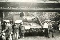 Srpen 1968. Tank s uříznutou hlavní nakonec skončil jako zátars pod viaduktem.