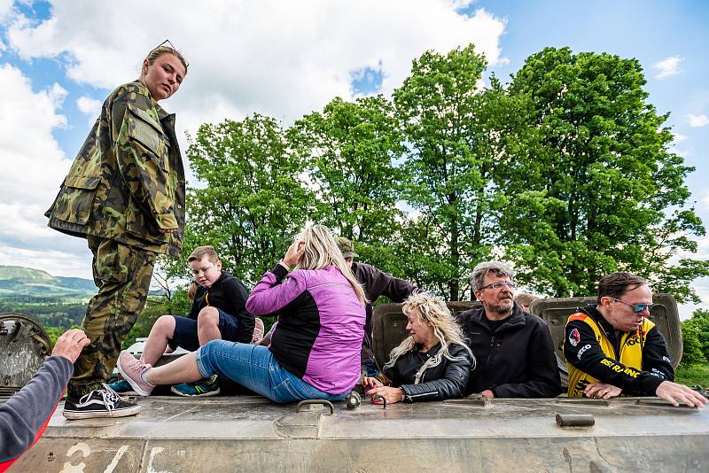 Sraz vojenské techniky u dělostřelecké tvrze Stachelberg přilákal stovky diváků.