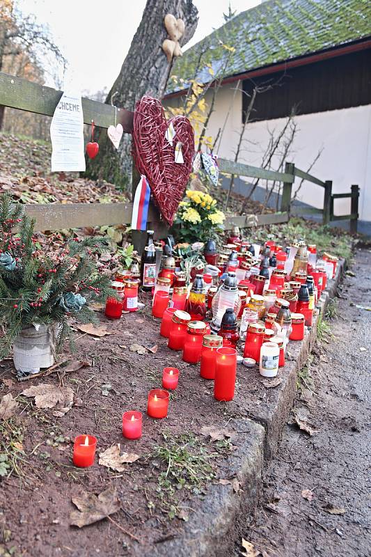 Celou neděli desítky lidí zapalovaly svíčky u chalupy Václava Havla na Hrádečku ve Vlčicích.