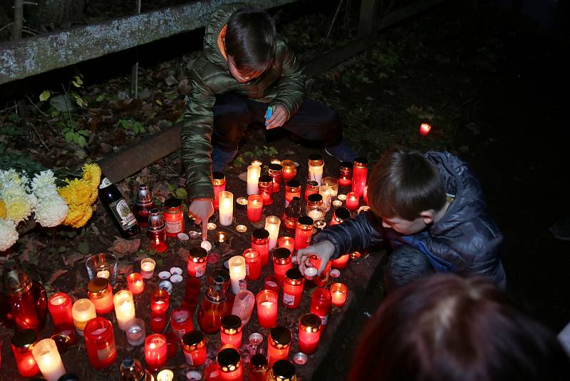 Celou neděli desítky lidí zapalovaly svíčky u chalupy Václava Havla na Hrádečku ve Vlčicích.