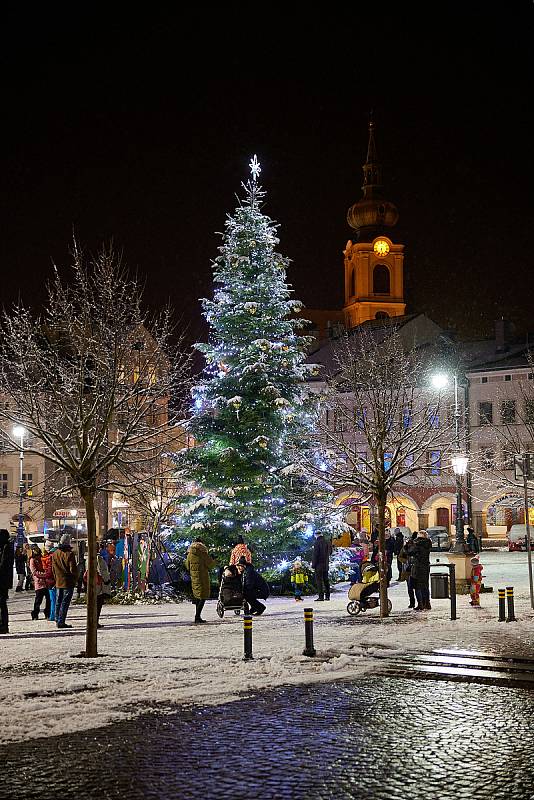 Vánoční strom na Krakonošově náměstí v Trutnově se rozsvítil v neděli večer.