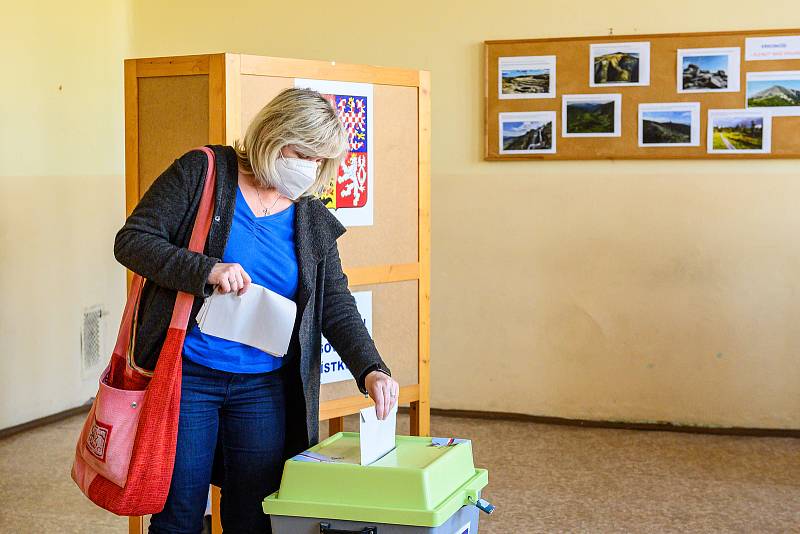 V Trutnově začaly v pátek ve 14 hodin volby do Poslanecké sněmovny.