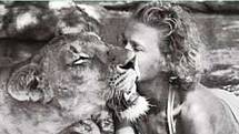 Rodačka z Opavy Joy Adamsonová je autorkou slavného Příběhu lvice Elsy.