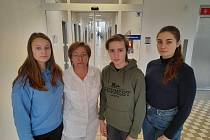 Lékařka interního oddělení Nemocnice Vrchlabí Oksana Vernichenková s dvěma dcerami a synovcem, kteří prchli z Ukrajiny před ruskými tanky.