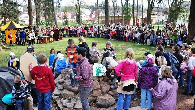 V HOSTINNÉM působí od roku 2003 skautské středisko DOBRáček a každým rokem pořádá několik zajímavých akcí také pro veřejnost.