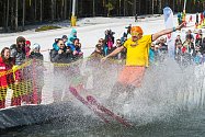 Na lyžích šup do vody! Závěr lyžařské sezony zpestřují přejezdy jezírek.